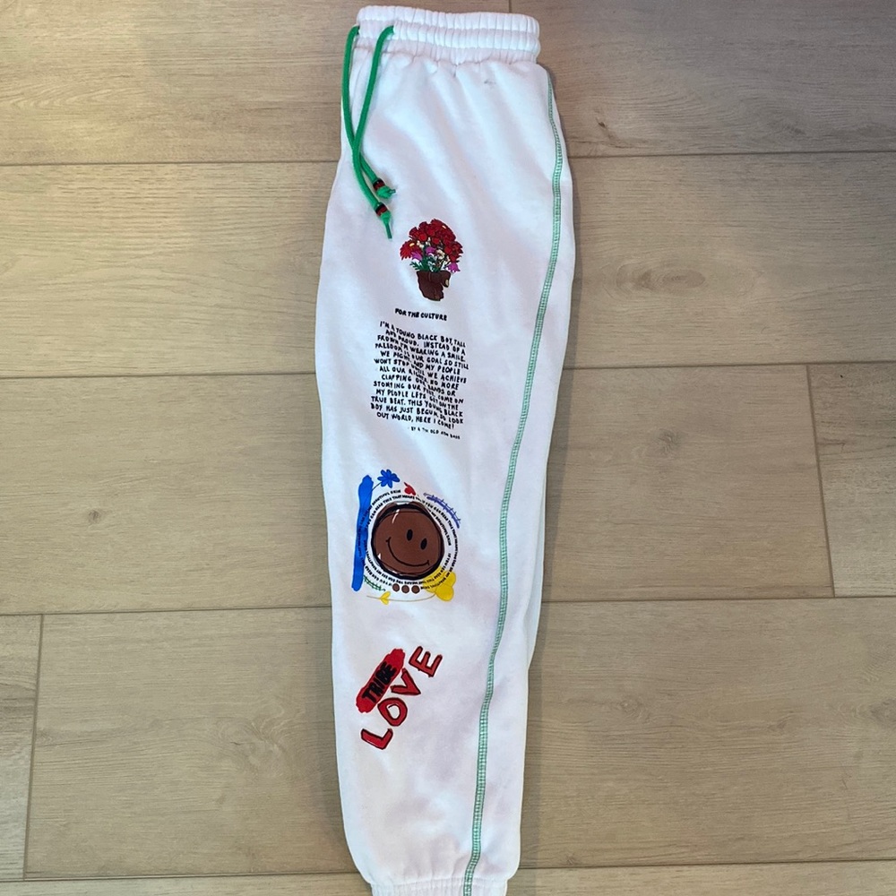 Adorable white sweatpants with cute designs! 🤍🤎